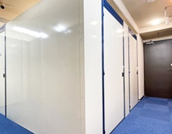 浜町の屋内型トランクルーム・スペラボ